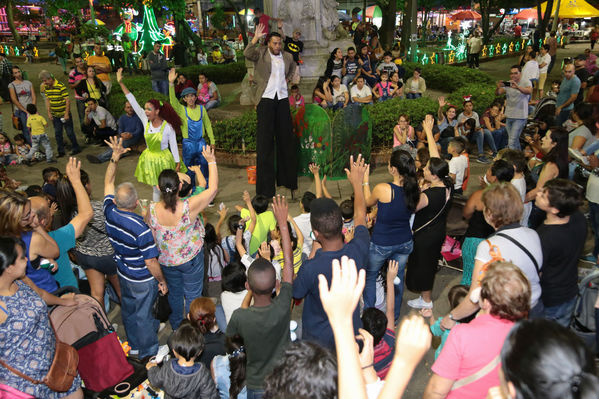  Activación centro de Medellín y novena navideña barrio Boston Centro Parrilla
 Activación centro de Medellín y novena navideña barrio Boston Centro Parrilla.
Fecha: 19 Diciembre 2017
Para descargar esta fotografía en alta resolución, haga clic sobre la imagen hasta que la misma se despliegue en la pantalla completa; luego dé clic derecho y elija la opción "guardar imagen como". 
En caso de publicación por cualquier medio, solicitamos acompañarla del crédito: "Foto EPM"
Palabras clave: Activación centro de Medellín y novena navideña barrio Boston Centro Parrilla