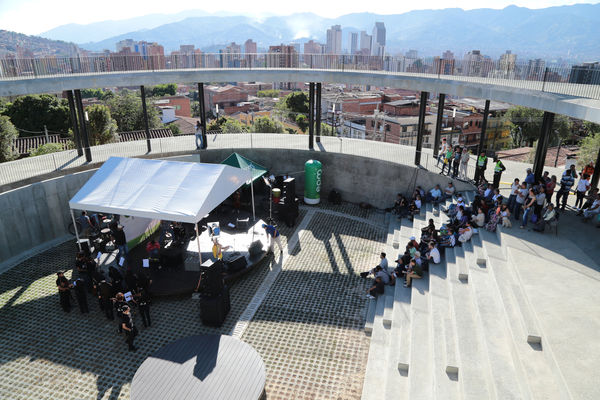 Inauguración Uva Orfelinato
Inauguración Uva Orfelinato
Fecha: Diciembre 29 de 2015. Lugar: Medellín – Villa Hermosa
Para descargar esta fotografía en alta resolución, haga clic sobre la imagen hasta que la misma se despliegue en la pantalla completa; luego dé clic derecho y elija la opción "guardar imagen como". 
En caso de publicación por cualquier medio, solicitamos acompañarla del crédito: "Foto EPM"

Palabras clave: Inauguración Uva Orfelinato