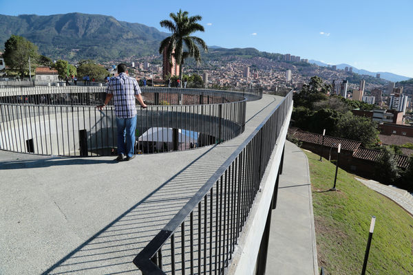 Inauguración Uva Orfelinato
Inauguración Uva Orfelinato
Fecha: Diciembre 29 de 2015. Lugar: Medellín – Villa Hermosa
Para descargar esta fotografía en alta resolución, haga clic sobre la imagen hasta que la misma se despliegue en la pantalla completa; luego dé clic derecho y elija la opción "guardar imagen como". 
En caso de publicación por cualquier medio, solicitamos acompañarla del crédito: "Foto EPM"
Palabras clave: Inauguración Uva Orfelinato
