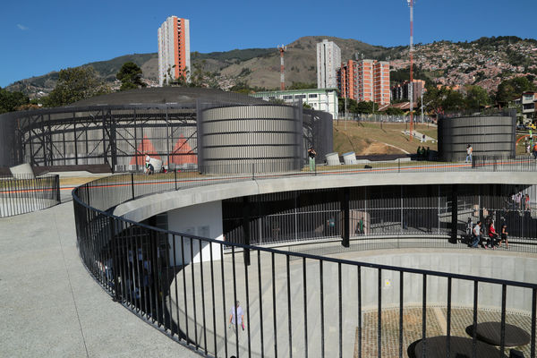 Inauguración Uva Orfelinato
Inauguración Uva Orfelinato
Fecha: Diciembre 29 de 2015. Lugar: Medellín – Villa Hermosa
Para descargar esta fotografía en alta resolución, haga clic sobre la imagen hasta que la misma se despliegue en la pantalla completa; luego dé clic derecho y elija la opción "guardar imagen como". 
En caso de publicación por cualquier medio, solicitamos acompañarla del crédito: "Foto EPM"
Palabras clave: Inauguración Uva Orfelinato