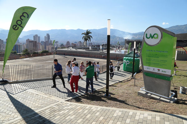 Inauguración Uva Orfelinato
Inauguración Uva Orfelinato
Fecha: Diciembre 29 de 2015. Lugar: Medellín – Villa Hermosa
Para descargar esta fotografía en alta resolución, haga clic sobre la imagen hasta que la misma se despliegue en la pantalla completa; luego dé clic derecho y elija la opción "guardar imagen como". 
En caso de publicación por cualquier medio, solicitamos acompañarla del crédito: "Foto EPM"
Palabras clave: Inauguración Uva Orfelinato