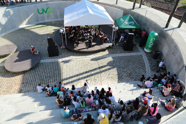 Inauguración Uva Orfelinato
Inauguración Uva Orfelinato
Fecha: Diciembre 29 de 2015. Lugar: Medellín – Villa Hermosa
Para descargar esta fotografía en alta resolución, haga clic sobre la imagen hasta que la misma se despliegue en la pantalla completa; luego dé clic derecho y elija la opción "guardar imagen como". 
En caso de publicación por cualquier medio, solicitamos acompañarla del crédito: "Foto EPM"
Palabras clave: Inauguración Uva Orfelinato