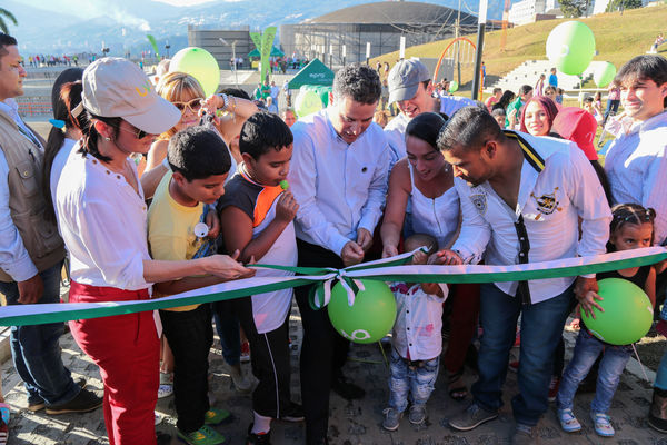 Inauguración Uva Orfelinato
Inauguración Uva Orfelinato
Fecha: Diciembre 29 de 2015. Lugar: Medellín – Villa Hermosa
Para descargar esta fotografía en alta resolución, haga clic sobre la imagen hasta que la misma se despliegue en la pantalla completa; luego dé clic derecho y elija la opción "guardar imagen como". 
En caso de publicación por cualquier medio, solicitamos acompañarla del crédito: "Foto EPM"
Palabras clave: Inauguración Uva Orfelinato