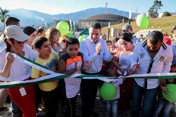 Inauguración Uva Orfelinato
Inauguración Uva Orfelinato
Fecha: Diciembre 29 de 2015. Lugar: Medellín – Villa Hermosa
Para descargar esta fotografía en alta resolución, haga clic sobre la imagen hasta que la misma se despliegue en la pantalla completa; luego dé clic derecho y elija la opción "guardar imagen como". 
En caso de publicación por cualquier medio, solicitamos acompañarla del crédito: "Foto EPM"
Palabras clave: Inauguración Uva Orfelinato