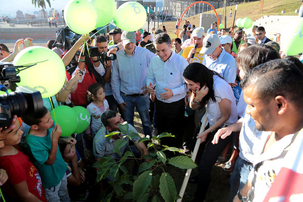 Inauguración Uva Orfelinato
Inauguración Uva Orfelinato
Fecha: Diciembre 29 de 2015. Lugar: Medellín – Villa Hermosa
Para descargar esta fotografía en alta resolución, haga clic sobre la imagen hasta que la misma se despliegue en la pantalla completa; luego dé clic derecho y elija la opción "guardar imagen como". 
En caso de publicación por cualquier medio, solicitamos acompañarla del crédito: "Foto EPM"
Palabras clave: Inauguración Uva Orfelinato