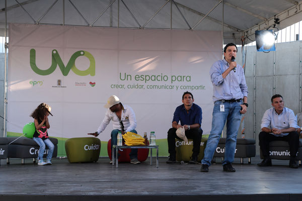Inauguración Uva Orfelinato
Inauguración Uva Orfelinato
Fecha: Diciembre 29 de 2015. Lugar: Medellín – Villa Hermosa
Para descargar esta fotografía en alta resolución, haga clic sobre la imagen hasta que la misma se despliegue en la pantalla completa; luego dé clic derecho y elija la opción "guardar imagen como". 
En caso de publicación por cualquier medio, solicitamos acompañarla del crédito: "Foto EPM"
Palabras clave: Inauguración Uva Orfelinato