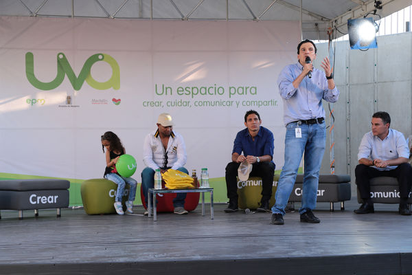 Inauguración Uva Orfelinato
Inauguración Uva Orfelinato
Fecha: Diciembre 29 de 2015. Lugar: Medellín – Villa Hermosa
Para descargar esta fotografía en alta resolución, haga clic sobre la imagen hasta que la misma se despliegue en la pantalla completa; luego dé clic derecho y elija la opción "guardar imagen como". 
En caso de publicación por cualquier medio, solicitamos acompañarla del crédito: "Foto EPM"
Palabras clave: Inauguración Uva Orfelinato