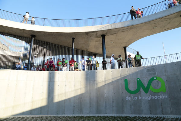 Inauguración Uva Orfelinato
Inauguración Uva Orfelinato
Fecha: Diciembre 29 de 2015. Lugar: Medellín – Villa Hermosa
Para descargar esta fotografía en alta resolución, haga clic sobre la imagen hasta que la misma se despliegue en la pantalla completa; luego dé clic derecho y elija la opción "guardar imagen como". 
En caso de publicación por cualquier medio, solicitamos acompañarla del crédito: "Foto EPM"
Palabras clave: Inauguración Uva Orfelinato