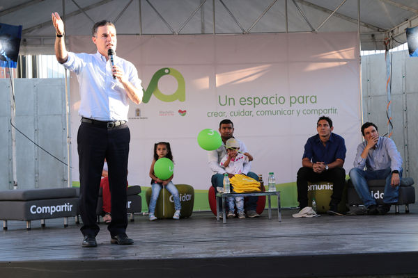 Inauguración Uva Orfelinato
Inauguración Uva Orfelinato
Fecha: Diciembre 29 de 2015. Lugar: Medellín – Villa Hermosa
Para descargar esta fotografía en alta resolución, haga clic sobre la imagen hasta que la misma se despliegue en la pantalla completa; luego dé clic derecho y elija la opción "guardar imagen como". 
En caso de publicación por cualquier medio, solicitamos acompañarla del crédito: "Foto EPM"
Palabras clave: Inauguración Uva Orfelinato