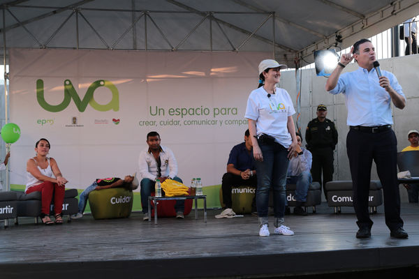Inauguración Uva Orfelinato
Inauguración Uva Orfelinato
Fecha: Diciembre 29 de 2015. Lugar: Medellín – Villa Hermosa
Para descargar esta fotografía en alta resolución, haga clic sobre la imagen hasta que la misma se despliegue en la pantalla completa; luego dé clic derecho y elija la opción "guardar imagen como". 
En caso de publicación por cualquier medio, solicitamos acompañarla del crédito: "Foto EPM"
Palabras clave: Inauguración Uva Orfelinato