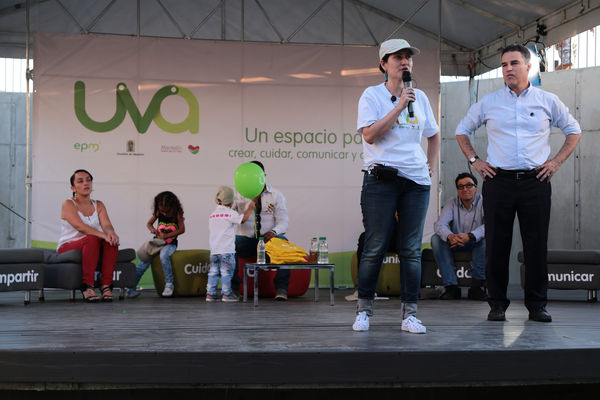 Inauguración Uva Orfelinato
Inauguración Uva Orfelinato
Fecha: Diciembre 29 de 2015. Lugar: Medellín – Villa Hermosa
Para descargar esta fotografía en alta resolución, haga clic sobre la imagen hasta que la misma se despliegue en la pantalla completa; luego dé clic derecho y elija la opción "guardar imagen como". 
En caso de publicación por cualquier medio, solicitamos acompañarla del crédito: "Foto EPM"
Palabras clave: Inauguración Uva Orfelinato