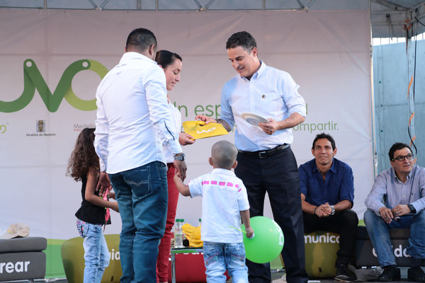 Inauguración Uva Orfelinato
Inauguración Uva Orfelinato
Fecha: Diciembre 29 de 2015. Lugar: Medellín – Villa Hermosa
Para descargar esta fotografía en alta resolución, haga clic sobre la imagen hasta que la misma se despliegue en la pantalla completa; luego dé clic derecho y elija la opción "guardar imagen como". 
En caso de publicación por cualquier medio, solicitamos acompañarla del crédito: "Foto EPM"
Palabras clave: Inauguración Uva Orfelinato