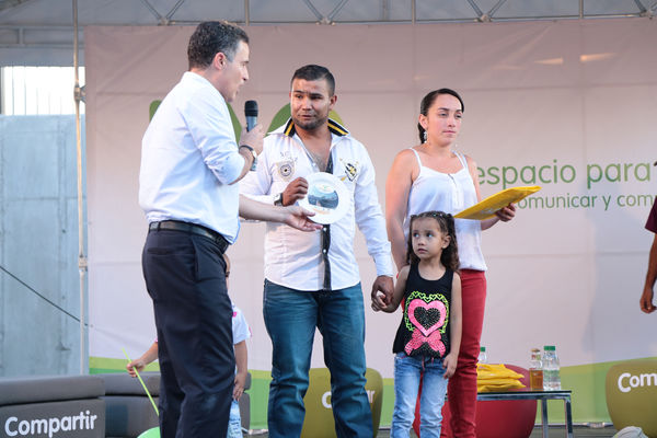 Inauguración Uva Orfelinato
Inauguración Uva Orfelinato
Fecha: Diciembre 29 de 2015. Lugar: Medellín – Villa Hermosa
Para descargar esta fotografía en alta resolución, haga clic sobre la imagen hasta que la misma se despliegue en la pantalla completa; luego dé clic derecho y elija la opción "guardar imagen como". 
En caso de publicación por cualquier medio, solicitamos acompañarla del crédito: "Foto EPM"
Palabras clave: Inauguración Uva Orfelinato
