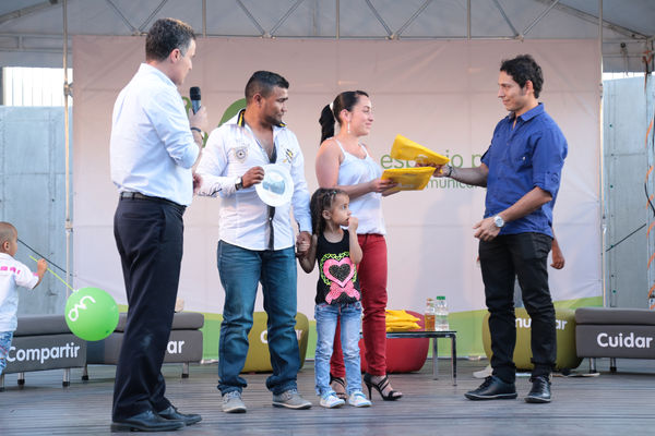 Inauguración Uva Orfelinato
Inauguración Uva Orfelinato
Fecha: Diciembre 29 de 2015. Lugar: Medellín – Villa Hermosa
Para descargar esta fotografía en alta resolución, haga clic sobre la imagen hasta que la misma se despliegue en la pantalla completa; luego dé clic derecho y elija la opción "guardar imagen como". 
En caso de publicación por cualquier medio, solicitamos acompañarla del crédito: "Foto EPM"
Palabras clave: Inauguración Uva Orfelinato