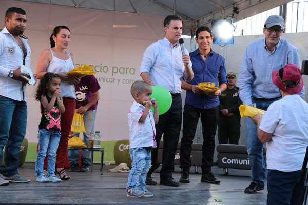 Inauguración Uva Orfelinato
Inauguración Uva Orfelinato
Fecha: Diciembre 29 de 2015. Lugar: Medellín – Villa Hermosa
Para descargar esta fotografía en alta resolución, haga clic sobre la imagen hasta que la misma se despliegue en la pantalla completa; luego dé clic derecho y elija la opción "guardar imagen como". 
En caso de publicación por cualquier medio, solicitamos acompañarla del crédito: "Foto EPM"
Palabras clave: Inauguración Uva Orfelinato