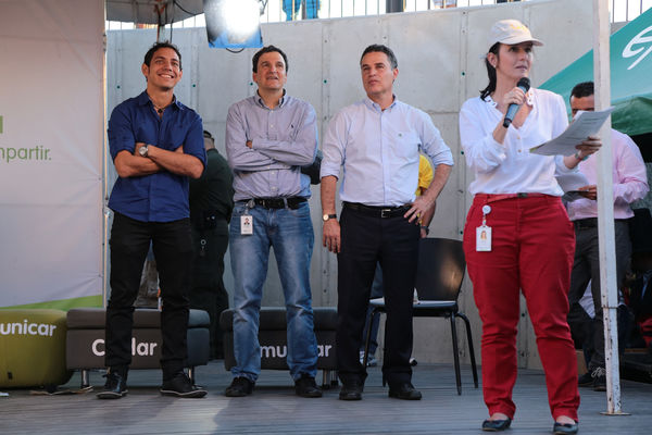 Inauguración Uva Orfelinato
Inauguración Uva Orfelinato
Fecha: Diciembre 29 de 2015. Lugar: Medellín – Villa Hermosa
Para descargar esta fotografía en alta resolución, haga clic sobre la imagen hasta que la misma se despliegue en la pantalla completa; luego dé clic derecho y elija la opción "guardar imagen como". 
En caso de publicación por cualquier medio, solicitamos acompañarla del crédito: "Foto EPM"
Palabras clave: Inauguración Uva Orfelinato