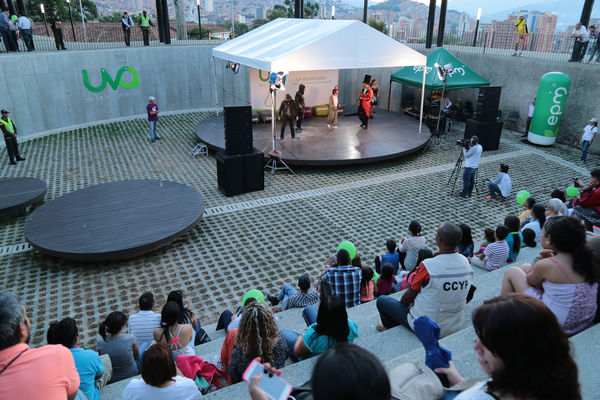 Inauguración Uva Orfelinato
Inauguración Uva Orfelinato
Fecha: Diciembre 29 de 2015. Lugar: Medellín – Villa Hermosa
Para descargar esta fotografía en alta resolución, haga clic sobre la imagen hasta que la misma se despliegue en la pantalla completa; luego dé clic derecho y elija la opción "guardar imagen como". 
En caso de publicación por cualquier medio, solicitamos acompañarla del crédito: "Foto EPM"
Palabras clave: Inauguración Uva Orfelinato