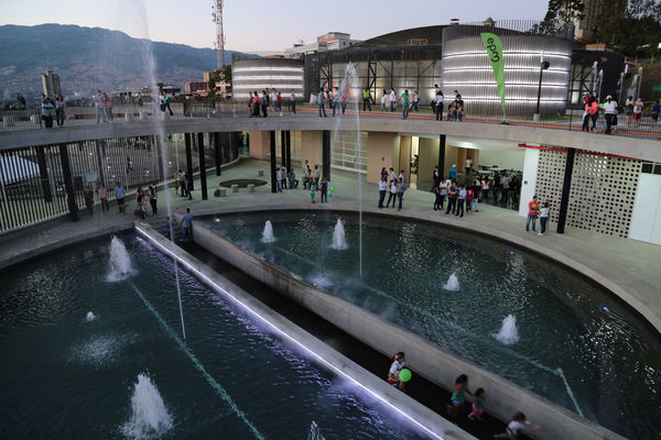 Inauguración Uva Orfelinato
Inauguración Uva Orfelinato
Fecha: Diciembre 29 de 2015. Lugar: Medellín – Villa Hermosa
Para descargar esta fotografía en alta resolución, haga clic sobre la imagen hasta que la misma se despliegue en la pantalla completa; luego dé clic derecho y elija la opción "guardar imagen como". 
En caso de publicación por cualquier medio, solicitamos acompañarla del crédito: "Foto EPM"
Palabras clave: Inauguración Uva Orfelinato
