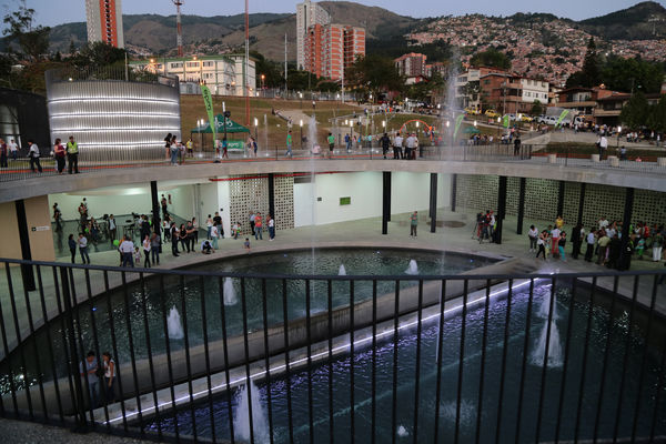 Inauguración Uva Orfelinato
Inauguración Uva Orfelinato
Fecha: Diciembre 29 de 2015. Lugar: Medellín – Villa Hermosa
Para descargar esta fotografía en alta resolución, haga clic sobre la imagen hasta que la misma se despliegue en la pantalla completa; luego dé clic derecho y elija la opción "guardar imagen como". 
En caso de publicación por cualquier medio, solicitamos acompañarla del crédito: "Foto EPM"
Palabras clave: Inauguración Uva Orfelinato