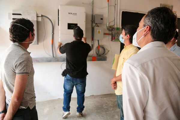 Piloto Autogeneración Energía EPM
Piloto Autogeneración Energía EPM.
Fecha: 30 Diciembre 2020.
Para descargar esta fotografía en alta resolución, haga clic sobre la imagen hasta que la misma se despliegue en la pantalla completa; luego dé clic derecho y elija la opción "guardar imagen como". 
En caso de publicación por cualquier medio, solicitamos acompañarla del crédito: "Foto EPM"
Palabras clave: Piloto Autogeneración Energía EPM
