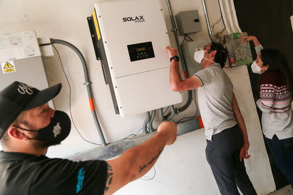 Piloto Autogeneración Energía EPM
Piloto Autogeneración Energía EPM.
Fecha: 30 Diciembre 2020.
Para descargar esta fotografía en alta resolución, haga clic sobre la imagen hasta que la misma se despliegue en la pantalla completa; luego dé clic derecho y elija la opción "guardar imagen como". 
En caso de publicación por cualquier medio, solicitamos acompañarla del crédito: "Foto EPM"
Palabras clave: Piloto Autogeneración Energía EPM