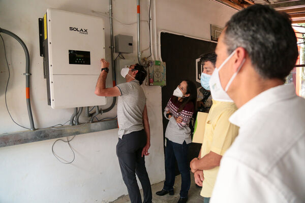 Piloto Autogeneración Energía EPM
Piloto Autogeneración Energía EPM.
Fecha: 30 Diciembre 2020.
Para descargar esta fotografía en alta resolución, haga clic sobre la imagen hasta que la misma se despliegue en la pantalla completa; luego dé clic derecho y elija la opción "guardar imagen como". 
En caso de publicación por cualquier medio, solicitamos acompañarla del crédito: "Foto EPM"
Palabras clave: Piloto Autogeneración Energía EPM