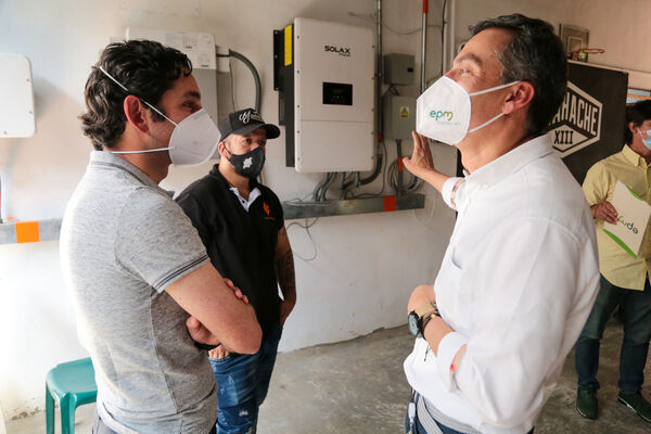 Piloto Autogeneración Energía EPM
Piloto Autogeneración Energía EPM.
Fecha: 30 Diciembre 2020.
Para descargar esta fotografía en alta resolución, haga clic sobre la imagen hasta que la misma se despliegue en la pantalla completa; luego dé clic derecho y elija la opción "guardar imagen como". 
En caso de publicación por cualquier medio, solicitamos acompañarla del crédito: "Foto EPM"
Palabras clave: Piloto Autogeneración Energía EPM