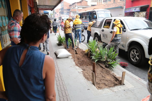 Acto simbólico de restauración y siembra – Centro Parrilla
Acto simbólico de restauración y siembra – Centro Parrilla
Fecha: Diciembre 4 de 2017
Para descargar esta fotografía en alta resolución, haga clic sobre la imagen hasta que la misma se despliegue en la pantalla completa; luego dé clic derecho y elija la opción "guardar imagen como". 
En caso de publicación por cualquier medio, solicitamos acompañarla del crédito: "Foto EPM"
Palabras clave: Acto simbólico de restauración y siembra – Centro Parrilla