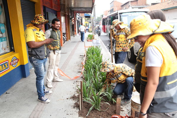 Acto simbólico de restauración y siembra – Centro Parrilla
Acto simbólico de restauración y siembra – Centro Parrilla
Fecha: Diciembre 4 de 2017
Para descargar esta fotografía en alta resolución, haga clic sobre la imagen hasta que la misma se despliegue en la pantalla completa; luego dé clic derecho y elija la opción "guardar imagen como". 
En caso de publicación por cualquier medio, solicitamos acompañarla del crédito: "Foto EPM"
Palabras clave: Acto simbólico de restauración y siembra – Centro Parrilla