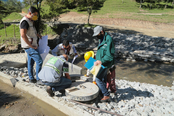 Entrega AMVA recolector aguas residuales Girardota
Entrega AMVA recolector aguas residuales Girardota.
Fecha: 4 Diciembre 2020. 
Para descargar esta fotografía en alta resolución, haga clic sobre la imagen hasta que la misma se despliegue en la pantalla completa; luego dé clic derecho y elija la opción "guardar imagen como". 
En caso de publicación por cualquier medio, solicitamos acompañarla del crédito: "Foto EPM"
Palabras clave: Entrega AMVA recolector aguas residuales Girardota