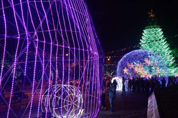 Alumbrado Navideño 2016
Alumbrado Navideño 2016
Fecha: Diciembre 7 de 2016
Para descargar esta fotografía en alta resolución, haga clic sobre la imagen hasta que la misma se despliegue en la pantalla completa; luego dé clic derecho y elija la opción "guardar imagen como". 
En caso de publicación por cualquier medio, solicitamos acompañarla del crédito: "Foto EPM"
Palabras clave: Alumbrado Navideño 2016