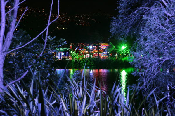 Alumbrado Navideño 2016
Alumbrado Navideño 2016
Fecha: Diciembre 7 de 2016
Para descargar esta fotografía en alta resolución, haga clic sobre la imagen hasta que la misma se despliegue en la pantalla completa; luego dé clic derecho y elija la opción "guardar imagen como". 
En caso de publicación por cualquier medio, solicitamos acompañarla del crédito: "Foto EPM"
Keywords: Alumbrado Navideño 2016