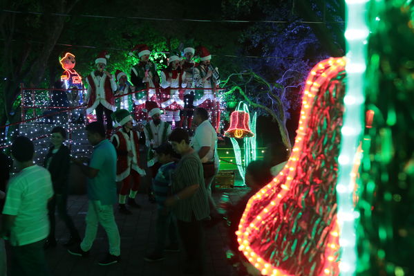 Alumbrado Navideño 2016
Alumbrado Navideño 2016
Fecha: Diciembre 7 de 2016
Para descargar esta fotografía en alta resolución, haga clic sobre la imagen hasta que la misma se despliegue en la pantalla completa; luego dé clic derecho y elija la opción "guardar imagen como". 
En caso de publicación por cualquier medio, solicitamos acompañarla del crédito: "Foto EPM"
Palabras clave: Alumbrado Navideño 2016