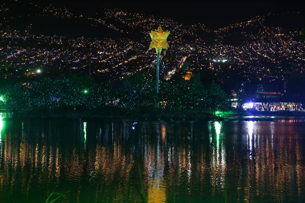 Alumbrado Navideño 2016
Alumbrado Navideño 2016
Fecha: Diciembre 7 de 2016
Para descargar esta fotografía en alta resolución, haga clic sobre la imagen hasta que la misma se despliegue en la pantalla completa; luego dé clic derecho y elija la opción "guardar imagen como". 
En caso de publicación por cualquier medio, solicitamos acompañarla del crédito: "Foto EPM"
Palabras clave: Alumbrado Navideño 2016