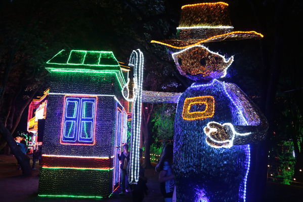 Alumbrado Navideño 2016
Alumbrado Navideño 2016
Fecha: Diciembre 7 de 2016
Para descargar esta fotografía en alta resolución, haga clic sobre la imagen hasta que la misma se despliegue en la pantalla completa; luego dé clic derecho y elija la opción "guardar imagen como". 
En caso de publicación por cualquier medio, solicitamos acompañarla del crédito: "Foto EPM"
Palabras clave: Alumbrado Navideño 2016