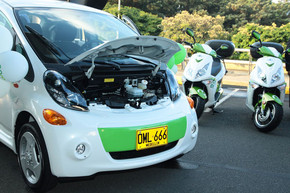 Presentación del auto eléctrico
Presentación del auto eléctrico
Fecha: Diciembre 19 de 2012
Para descargar esta fotografía en alta resolución, haga clic sobre la imagen hasta que la misma se despliegue en la pantalla completa; luego dé clic derecho y elija la opción "guardar imagen como". 
En caso de publicación por cualquier medio, solicitamos acompañarla del crédito: "Cortesía EPM".
Palabras clave: Presentación  auto eléctrico