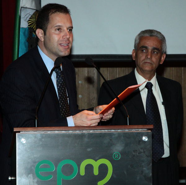 Entrega de Certificado de la Calidad al Proceso de Generación de Energía de EPM
Entrega de Certificado de la Calidad al Proceso de Generación de Energía de EPM. 
Fecha: diciembre 3 de 2012. 
Para descargar esta fotografía en alta resolución, haga clic sobre la imagen hasta que la misma se despliegue en la pantalla completa; luego dé clic derecho y elija la opción "guardar imagen como". 
En caso de publicación por cualquier medio, solicitamos acompañarla del crédito: "Cortesía EPM".
Palabras clave: Entrega Certificado Calidad Proceso Generación Energía EPM