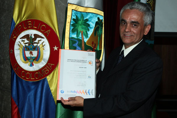 Entrega de Certificado de la Calidad al Proceso de Generación de Energía de EPM
Entrega de Certificado de la Calidad al Proceso de Generación de Energía de EPM. 
Fecha: diciembre 3 de 2012. 
Para descargar esta fotografía en alta resolución, haga clic sobre la imagen hasta que la misma se despliegue en la pantalla completa; luego dé clic derecho y elija la opción "guardar imagen como". 
En caso de publicación por cualquier medio, solicitamos acompañarla del crédito: "Cortesía EPM".
Palabras clave: Entrega Certificado Calidad Proceso Generación Energía EPM