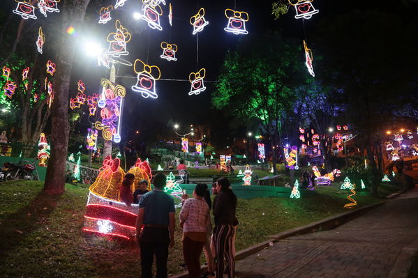 Alumbrado Navideño Doce Octubre
Palabras clave: Alumbrado Navideño Doce Octubre