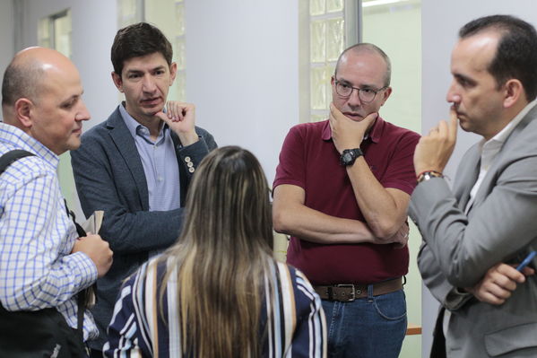 Rueda Prensa paneles solares plaza mayor
Rueda Prensa paneles solares plaza mayor.
Fecha: 12 Diciembre 2019.
Para descargar esta fotografía en alta resolución, haga clic sobre la imagen hasta que la misma se despliegue en la pantalla completa; luego dé clic derecho y elija la opción "guardar imagen como". 
En caso de publicación por cualquier medio, solicitamos acompañarla del crédito: "Foto EPM"
Palabras clave: Rueda Prensa paneles solares plaza mayor