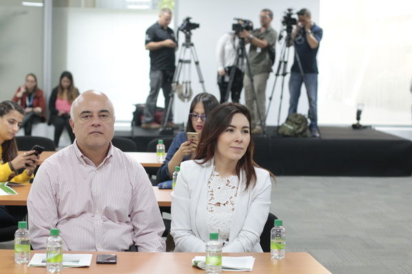 Rueda Prensa paneles solares plaza mayor
Rueda Prensa paneles solares plaza mayor.
Fecha: 12 Diciembre 2019.
Para descargar esta fotografía en alta resolución, haga clic sobre la imagen hasta que la misma se despliegue en la pantalla completa; luego dé clic derecho y elija la opción "guardar imagen como". 
En caso de publicación por cualquier medio, solicitamos acompañarla del crédito: "Foto EPM"
Palabras clave: Rueda Prensa paneles solares plaza mayor