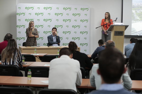 Rueda Prensa paneles solares plaza mayor
Rueda Prensa paneles solares plaza mayor.
Fecha: 12 Diciembre 2019.
Para descargar esta fotografía en alta resolución, haga clic sobre la imagen hasta que la misma se despliegue en la pantalla completa; luego dé clic derecho y elija la opción "guardar imagen como". 
En caso de publicación por cualquier medio, solicitamos acompañarla del crédito: "Foto EPM"
Palabras clave: Rueda Prensa paneles solares plaza mayor