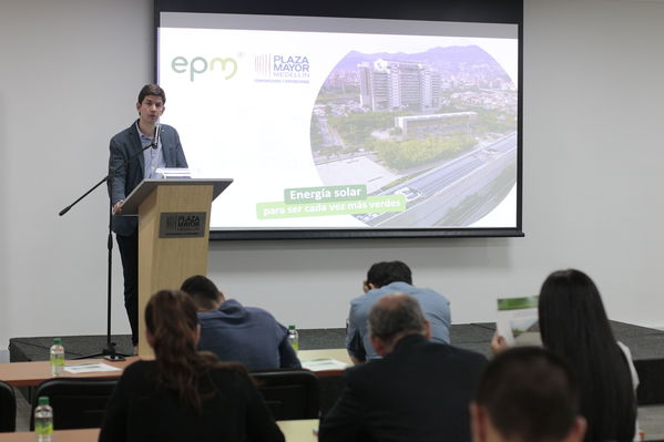 Rueda Prensa paneles solares plaza mayor
Rueda Prensa paneles solares plaza mayor.
Fecha: 12 Diciembre 2019.
Para descargar esta fotografía en alta resolución, haga clic sobre la imagen hasta que la misma se despliegue en la pantalla completa; luego dé clic derecho y elija la opción "guardar imagen como". 
En caso de publicación por cualquier medio, solicitamos acompañarla del crédito: "Foto EPM"
Palabras clave: Rueda Prensa paneles solares plaza mayor