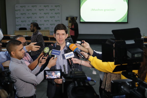 Rueda Prensa paneles solares plaza mayor
Rueda Prensa paneles solares plaza mayor.
Fecha: 12 Diciembre 2019.
Para descargar esta fotografía en alta resolución, haga clic sobre la imagen hasta que la misma se despliegue en la pantalla completa; luego dé clic derecho y elija la opción "guardar imagen como". 
En caso de publicación por cualquier medio, solicitamos acompañarla del crédito: "Foto EPM"
Palabras clave: Rueda Prensa paneles solares plaza mayor