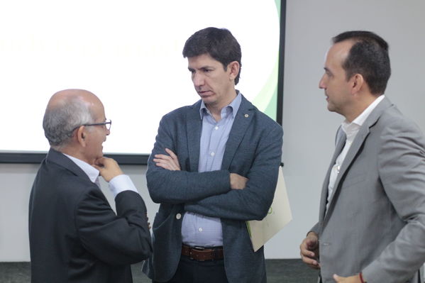 Rueda Prensa paneles solares plaza mayor
Rueda Prensa paneles solares plaza mayor.
Fecha: 12 Diciembre 2019.
Para descargar esta fotografía en alta resolución, haga clic sobre la imagen hasta que la misma se despliegue en la pantalla completa; luego dé clic derecho y elija la opción "guardar imagen como". 
En caso de publicación por cualquier medio, solicitamos acompañarla del crédito: "Foto EPM"
Palabras clave: Rueda Prensa paneles solares plaza mayor