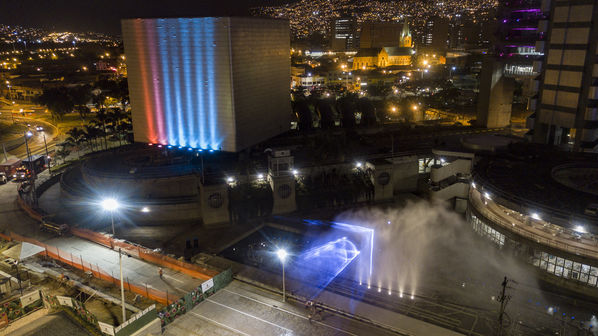Fuente Agua Edificio EPM
Fuente Agua Edificio EPM.
Fecha: 12 Diciembre 2019.
Para descargar esta fotografía en alta resolución, haga clic sobre la imagen hasta que la misma se despliegue en la pantalla completa; luego dé clic derecho y elija la opción "guardar imagen como". 
En caso de publicación por cualquier medio, solicitamos acompañarla del crédito: "Foto EPM"
Palabras clave: Fuente Agua Edificio EPM