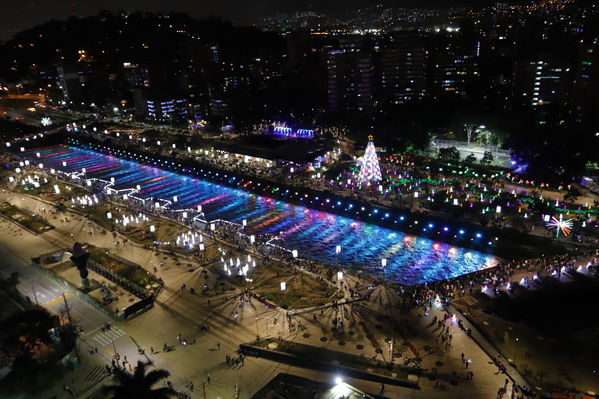 Fuente Agua Edificio EPM
Fuente Agua Edificio EPM.
Fecha: 12 Diciembre 2019.
Para descargar esta fotografía en alta resolución, haga clic sobre la imagen hasta que la misma se despliegue en la pantalla completa; luego dé clic derecho y elija la opción "guardar imagen como". 
En caso de publicación por cualquier medio, solicitamos acompañarla del crédito: "Foto EPM"
Palabras clave: Fuente Agua Edificio EPM