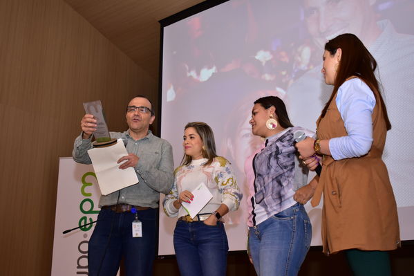 Premios a la Excelencia-Gerencia de servicios Grupo EPM 
Premios a la Excelencia-Gerencia de servicios Grupo EPM 
Fecha: Diciembre 12 2019.
Para descargar esta fotografía en alta resolución, haga clic sobre la imagen hasta que la misma se despliegue en la pantalla completa; luego dé clic derecho y elija la opción "guardar imagen como". 
En caso de publicación por cualquier medio, solicitamos acompañarla del crédito: "Foto EPM"
Palabras clave: Premios a la Excelencia-Gerencia de servicios Grupo EPM