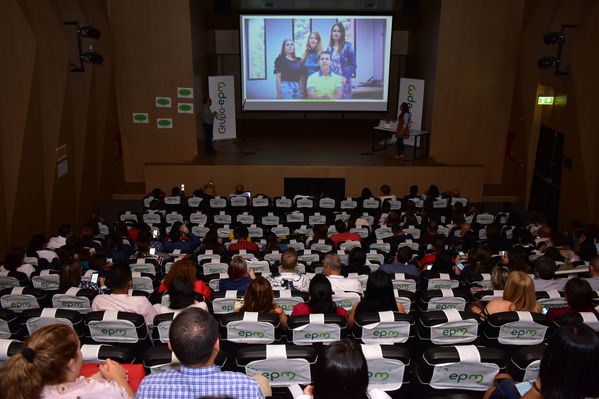 Premios a la Excelencia-Gerencia de servicios Grupo EPM 
Premios a la Excelencia-Gerencia de servicios Grupo EPM 
Fecha: Diciembre 12 2019.
Para descargar esta fotografía en alta resolución, haga clic sobre la imagen hasta que la misma se despliegue en la pantalla completa; luego dé clic derecho y elija la opción "guardar imagen como". 
En caso de publicación por cualquier medio, solicitamos acompañarla del crédito: "Foto EPM"
Palabras clave: Premios a la Excelencia-Gerencia de servicios Grupo EPM