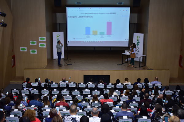 Premios a la Excelencia-Gerencia de servicios Grupo EPM 
Premios a la Excelencia-Gerencia de servicios Grupo EPM 
Fecha: Diciembre 12 2019.
Para descargar esta fotografía en alta resolución, haga clic sobre la imagen hasta que la misma se despliegue en la pantalla completa; luego dé clic derecho y elija la opción "guardar imagen como". 
En caso de publicación por cualquier medio, solicitamos acompañarla del crédito: "Foto EPM"
Palabras clave: Premios a la Excelencia-Gerencia de servicios Grupo EPM